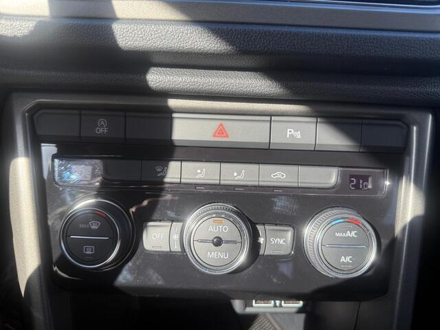 Volkswagen T-ROC 1.5 TSI Sport | Automaat | Apple Carplay/Android Auto | Trekhaak | Navigatie | Climate Control | Cruise Control | DAB | Goed Onderhouden
