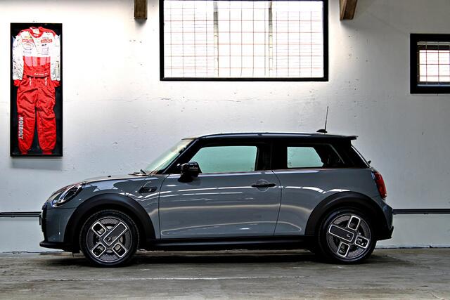 Mini Electric Classic 33 kWh | Apple Carplay | Parkeersensoren achter | NL auto | 1e eigenaar | BTW |