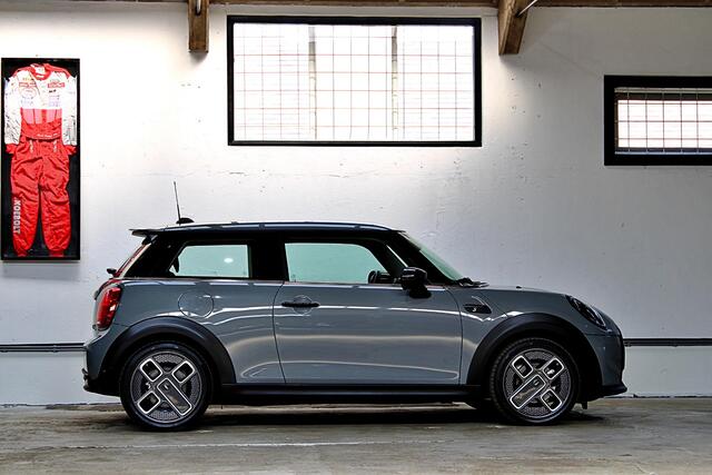 Mini Electric Classic 33 kWh | Apple Carplay | Parkeersensoren achter | NL auto | 1e eigenaar | BTW |