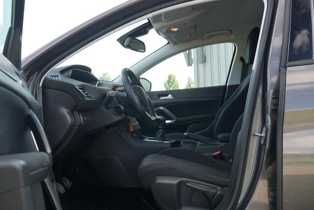 Peugeot 308 1.2 PureTech Blue Lease | Platinum Grey Metallic | AppleCarplay/Cruise/LED/Navi/Trekhaak - staat