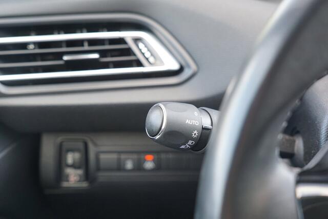 Peugeot 308 1.2 PureTech Blue Lease | Platinum Grey Metallic | AppleCarplay/Cruise/LED/Navi/Trekhaak - staat