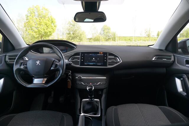 Peugeot 308 1.2 PureTech Blue Lease | Platinum Grey Metallic | AppleCarplay/Cruise/LED/Navi/Trekhaak - staat