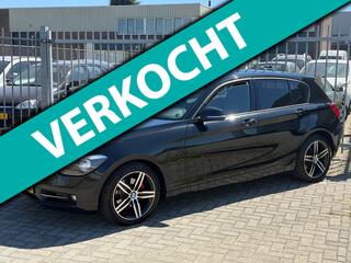 BMW 1-SERIE 118i Business AUTOMAAT 5 DEURS! Navi l Airco ECC l Stoelverwarming l PDC l TREKHAAK! Zeer mooi!
