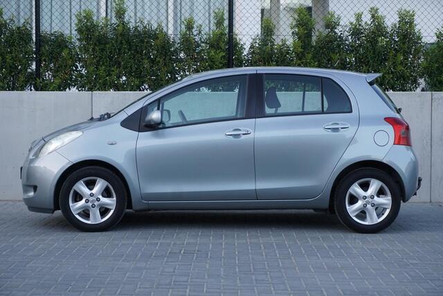 Toyota Yaris 1.3 VVTi Luna Automaat met lage km stand