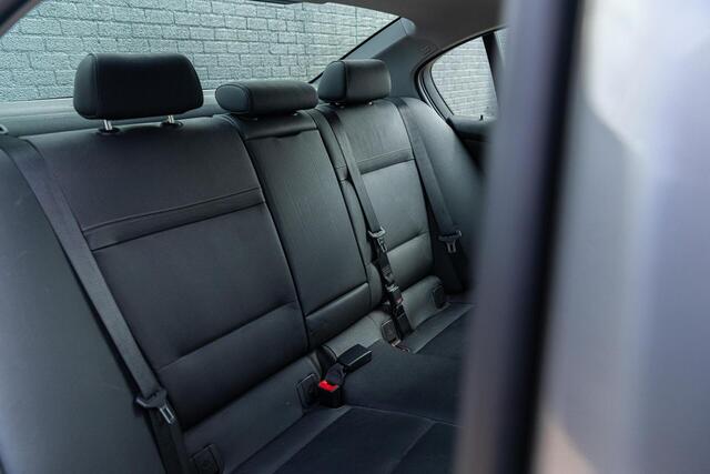 BMW 3-Serie 318i Corporate Lease Luxury Line NAVI LEER ORIGINEEL NL AUTO