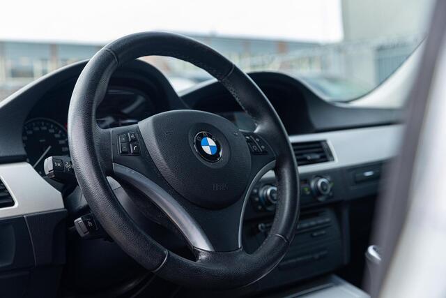 BMW 3-Serie 318i Corporate Lease Luxury Line NAVI LEER ORIGINEEL NL AUTO