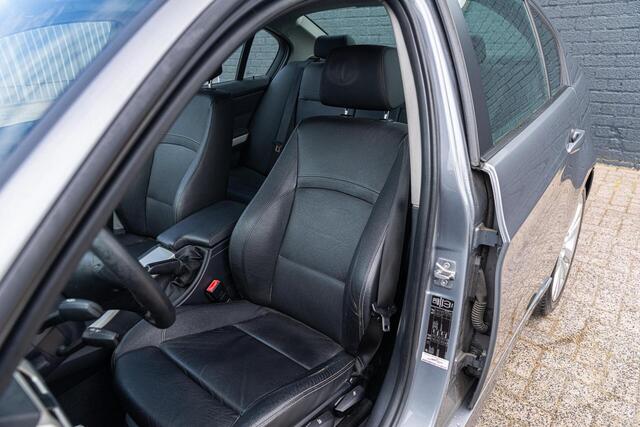 BMW 3-Serie 318i Corporate Lease Luxury Line NAVI LEER ORIGINEEL NL AUTO