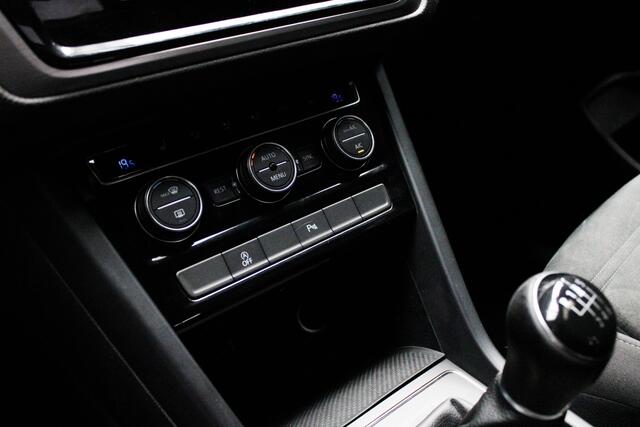 Volkswagen Touran 1.2 TSI Leer Navi Panorama Massage Camera Elektr. bedienbare trekhaak Climate PDC Stoelverwarming LM velgen