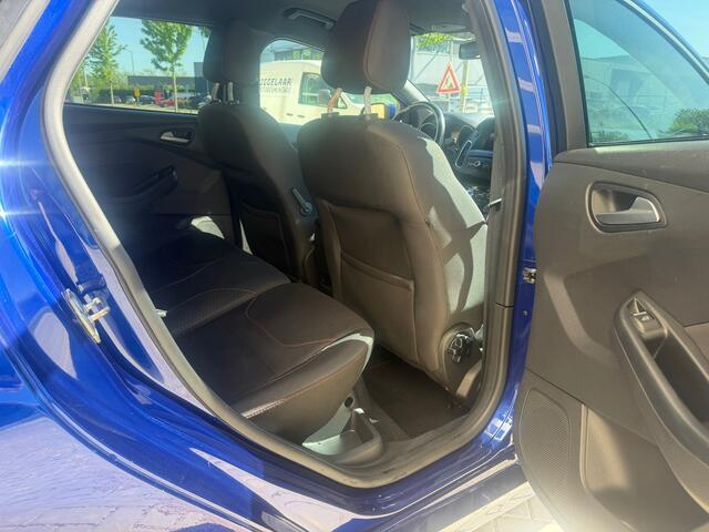Ford Focus Wagon 1.5 Titanium ST-Line 5DRS|AUTOMAAT|Clima|Parkeersensoren|Stoelverwarming|Stuurverwarming|Keyless|e APK