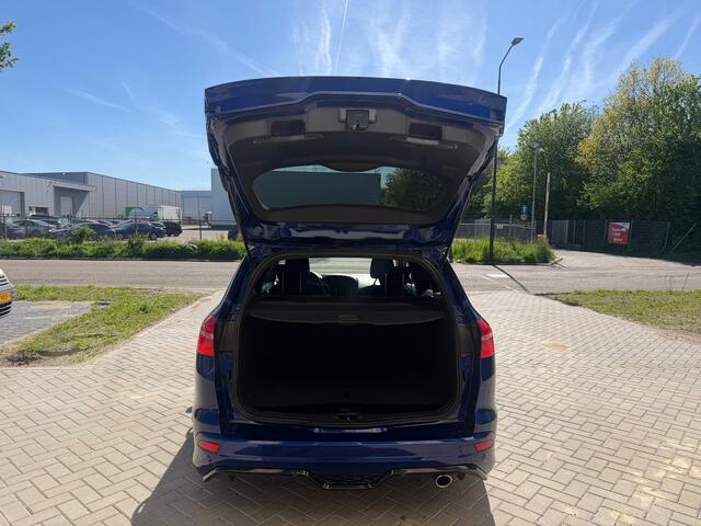 Ford Focus Wagon 1.5 Titanium ST-Line 5DRS|AUTOMAAT|Clima|Parkeersensoren|Stoelverwarming|Stuurverwarming|Keyless|e APK