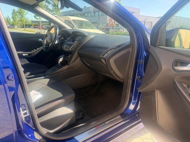 Ford Focus Wagon 1.5 Titanium ST-Line 5DRS|AUTOMAAT|Clima|Parkeersensoren|Stoelverwarming|Stuurverwarming|Keyless|e APK
