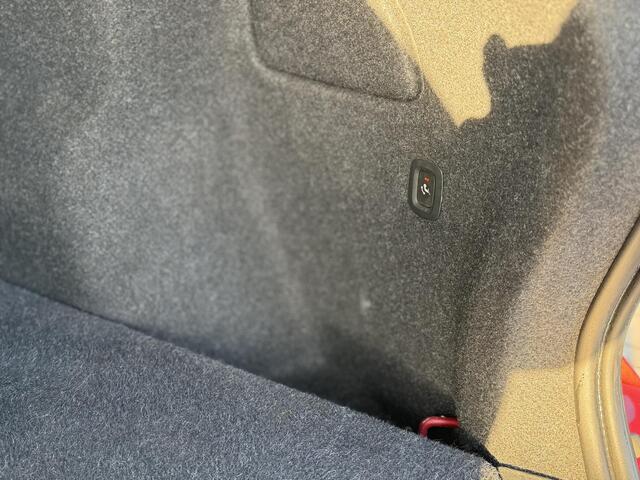Volvo XC40 T4 R-Design Aut | Cruise Control | Trekhaak 1800 kg | Half Lederen Bekleding | Navigatie | Parkeersensoren V + A | Parkeercamera | Climate contro
