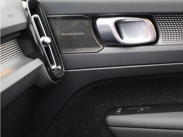 Volvo XC40 1.5 T5 Recharge R-Design / Trekhaak / Panoramadak / Harman Kardon / 360 Camera / Lederen Bekleding / Elektrische Stoelen / Getint Glas /