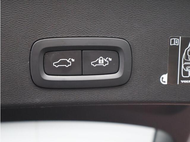 Volvo XC40 1.5 T5 Recharge R-Design / Trekhaak / Panoramadak / Harman Kardon / 360 Camera / Lederen Bekleding / Elektrische Stoelen / Getint Glas /