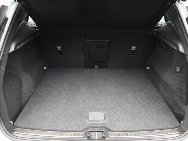 Volvo XC40 1.5 T5 Recharge R-Design / Trekhaak / Panoramadak / Harman Kardon / 360 Camera / Lederen Bekleding / Elektrische Stoelen / Getint Glas /