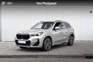 BMW X1 xDrive25e M-Sport Pro 20 Inch / Stuur & Stoelverwarming / Comfort Acces / Electrisch Verstelbare Voorstoelen / Automatisch Dimmende Binnen & Buitenspiegel / Adaptieve Led / Parking Plus / Harman Kardon / Head Up / Driving Plus