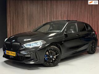 BMW 1-SERIE 120i PANORAMADAK/VIRTUAL COCKPIT/M PAKKET/STOEL & STUURVERWARMING/APPLE CARPLAY/SFEERVERLICHTING/KEYLESS