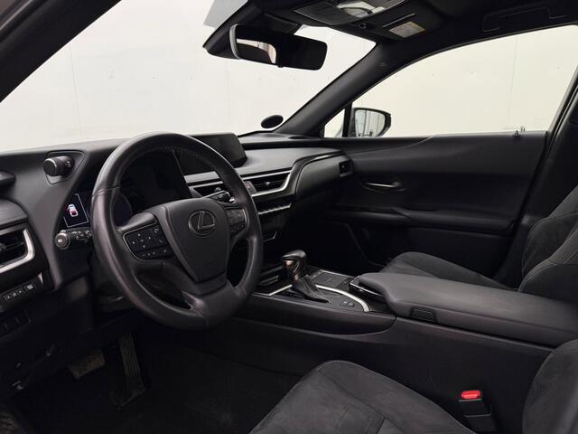 Lexus UX 250h Comfort Line | Trekhaak | Camera | Adaptive Cruise | Stoel-/Stuurverwarming | CarPlay