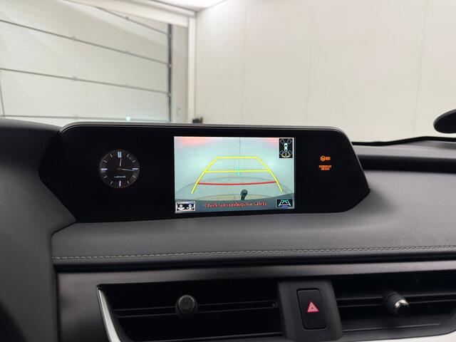 Lexus UX 250h Comfort Line | Trekhaak | Camera | Adaptive Cruise | Stoel-/Stuurverwarming | CarPlay