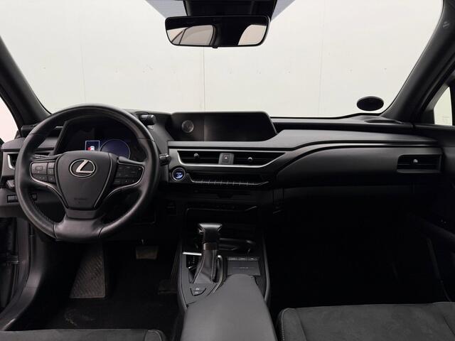 Lexus UX 250h Comfort Line | Trekhaak | Camera | Adaptive Cruise | Stoel-/Stuurverwarming | CarPlay