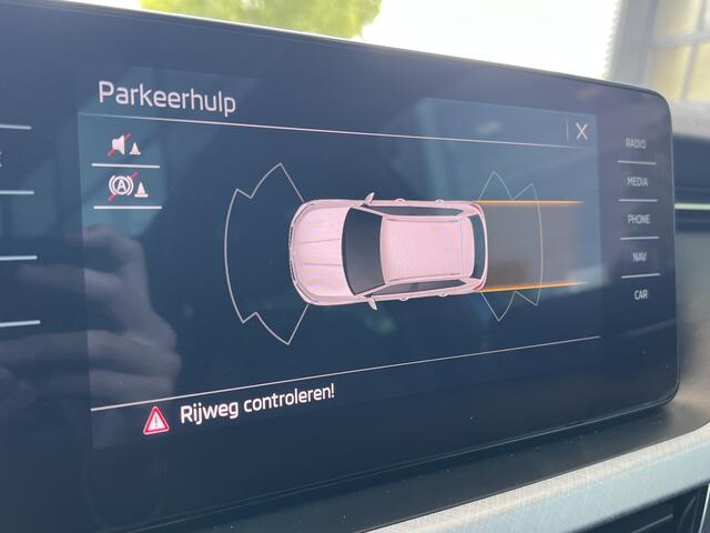 Skoda Kamiq 1.0 TSI 110pk DSG Ambition / Panoramadak / Virtual cockpit / Navigatie / Smartlink / Parkeersensoren V+A /  17'' LMV