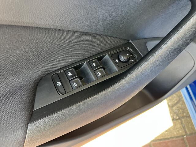 Skoda Kamiq 1.0 TSI 110pk DSG Ambition / Panoramadak / Virtual cockpit / Navigatie / Smartlink / Parkeersensoren V+A /  17'' LMV