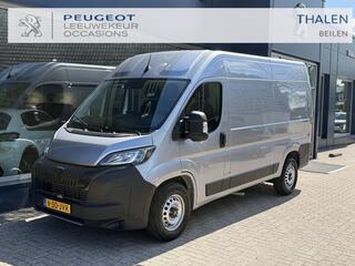 PEUGEOT BOXER 2.2 BlueHDi 140 PK L2H2 | Facelift model | 1e Eigenaarsauto met 20.500 KM | 3-Zits | Trekhaak 3000 KG | Zakelijk BPM Vrij | Navigatie | Camera | Parkeersensoren | Airco | Laadruimte Betimmering | Cruise Control | Apple Carplay & Android Auto |