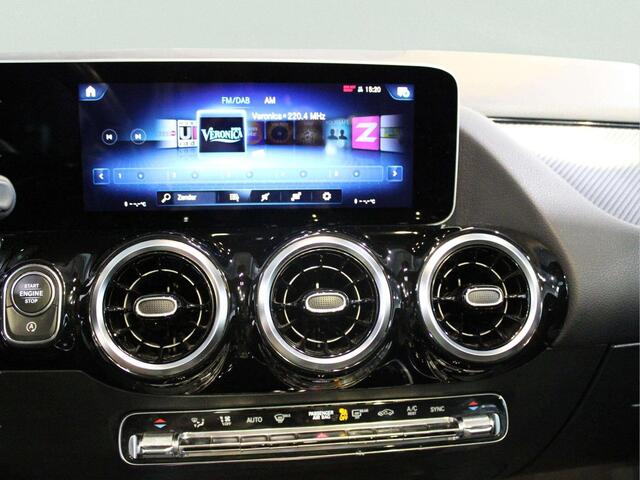 Mercedes-Benz B-Klasse 200 Business Solution AMG Panorama dak | Trekhaak | NL auto - compl.dealer onderh.