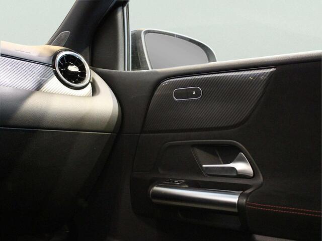Mercedes-Benz B-Klasse 200 Business Solution AMG Panorama dak | Trekhaak | NL auto - compl.dealer onderh.