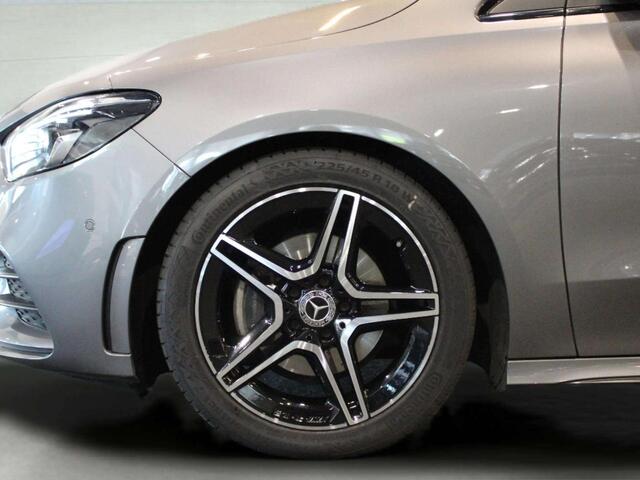 Mercedes-Benz B-Klasse 200 Business Solution AMG Panorama dak | Trekhaak | NL auto - compl.dealer onderh.