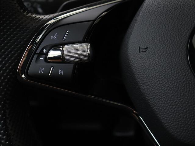 Skoda Scala 1.0 TSI Sport Business | CarPlay | Cruise control | Climate control | Parkeersensoren | Sportstoelen voor | Draadloze telefoonlader | Elektrisch