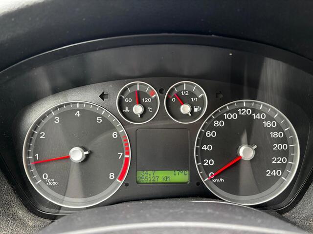 Ford Focus 1.6-16V Futura AIRCO | TREKHAAK | ELEK RAMEN | NWE APK