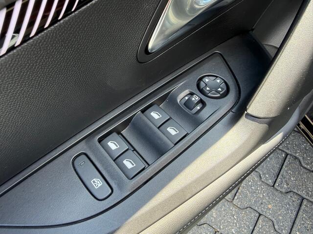Peugeot 2008 1.2 Hybrid 145 Allure