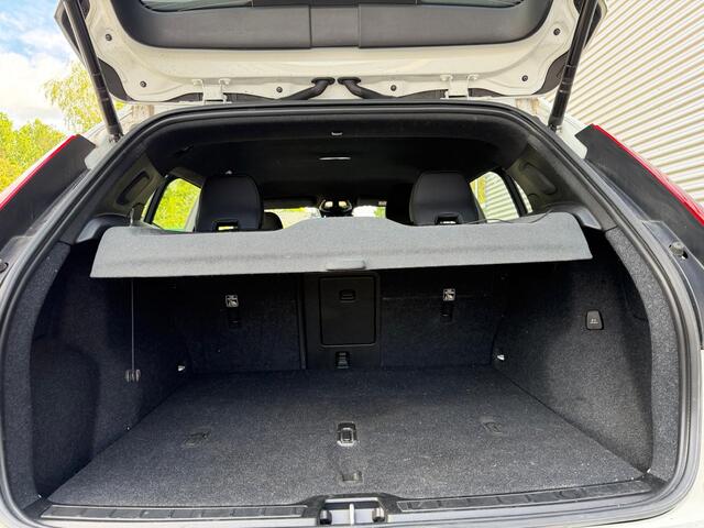 Volvo XC40 Aut. B3 Plus Dark Stoelverwarming Parkeercamera HarmanKardon 163pk