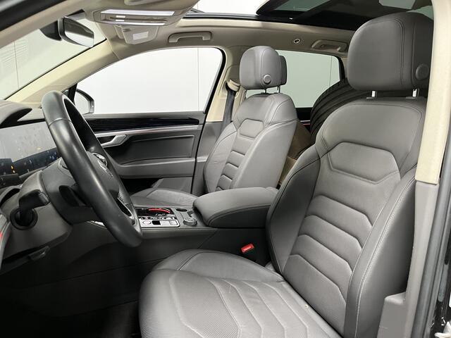 Volkswagen Touareg 3.0 TSI eHybrid 4MOTION Elegance / AUTOMAAT/ 381PK/ PANO/ TREKHAAK/ ACC/ MEMORY SEAT/ MASSAGE/ STOELVERWARM.+KOELING/ DODEHOEK/ PARK.SENSOR.V+
