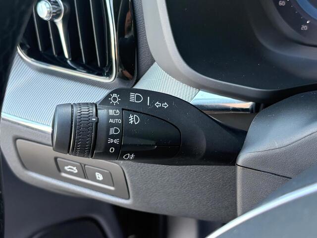 Volvo XC60 2.0 T8 Plug-in hybrid AWD Plus Dark 455pk Panoramadak / 360 Camera / Stoel-Stuur verwarming