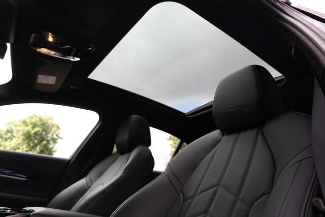 BMW 5-Serie 530e M Sport Edition |Panorama dak |HUD |H&K |Driving Assistant Plus |Iconic Glow |Stoelventilatie |Memory |360�