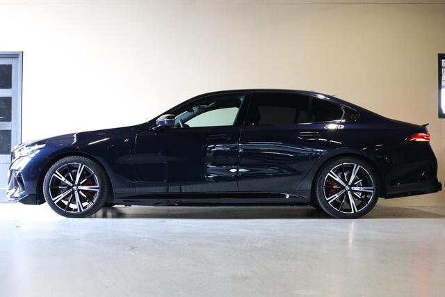 BMW 5-Serie 530e M Sport Edition |Panorama dak |HUD |H&K |Driving Assistant Plus |Iconic Glow |Stoelventilatie |Memory |360�