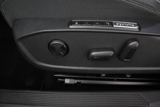 Volkswagen Golf 1.4 eHybrid Style | Adaptive Cruise |