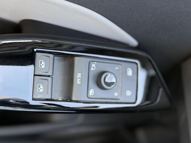 Volkswagen Id.3 First Max 58 kWh SOH 92,59% | 204 PK | Panorama dak | Navigatie | Parkeercamera | Dodehoek Detectie | Elek Verstelbare Stoelen | Stoelverwarming