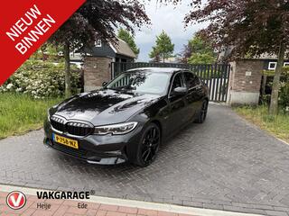 BMW 3-SERIE 320e Business Edition Plus | Sportstoelen | Sfeerverlichting | 19Inch | Dealer onderhouden | Camera |
