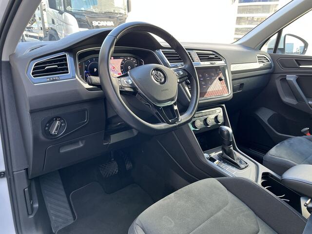 Volkswagen Tiguan 1.5 TSI R-Line Business+ / Digitaal dashboard / Navigatie / App connect / Zwenkbare trekhaak / Suzuka 20 inch / Camera / 