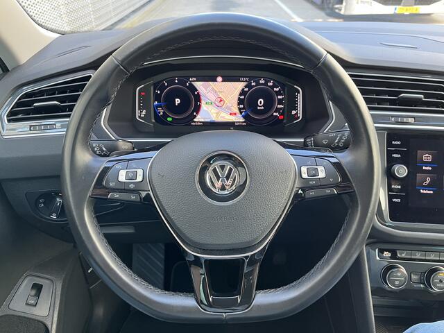 Volkswagen Tiguan 1.5 TSI R-Line Business+ / Digitaal dashboard / Navigatie / App connect / Zwenkbare trekhaak / Suzuka 20 inch / Camera / 
