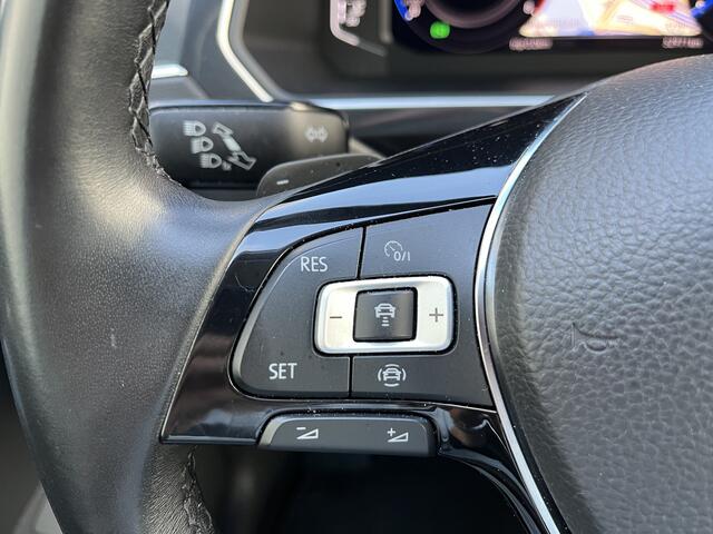 Volkswagen Tiguan 1.5 TSI R-Line Business+ / Digitaal dashboard / Navigatie / App connect / Zwenkbare trekhaak / Suzuka 20 inch / Camera / 