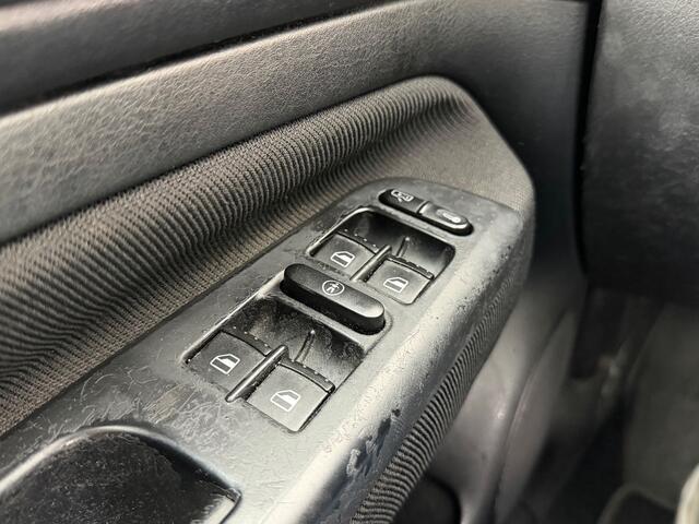 Volkswagen Golf 1.6-16V Highline CLIMATE/STOELVERWARMING 