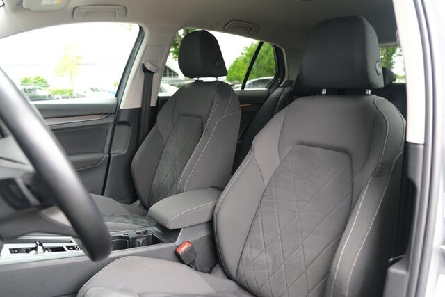 Volkswagen Golf 8 1.5 eTSI Style DSG Navi IQ Led Cam Acc Pdc