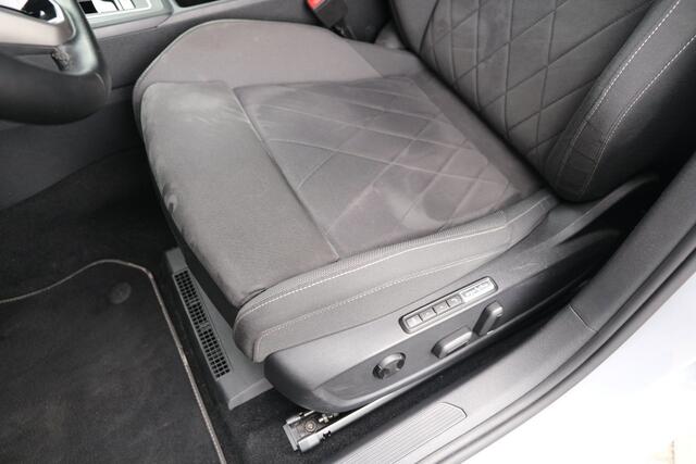 Volkswagen Golf 8 1.5 eTSI Style DSG Navi IQ Led Cam Acc Pdc
