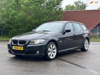BMW 3-SERIE Touring 318i Luxury Line Cruise*Xenon*Clima*LM*Stoelverwarming*Parkeersensoren*Dealer onderhouden*