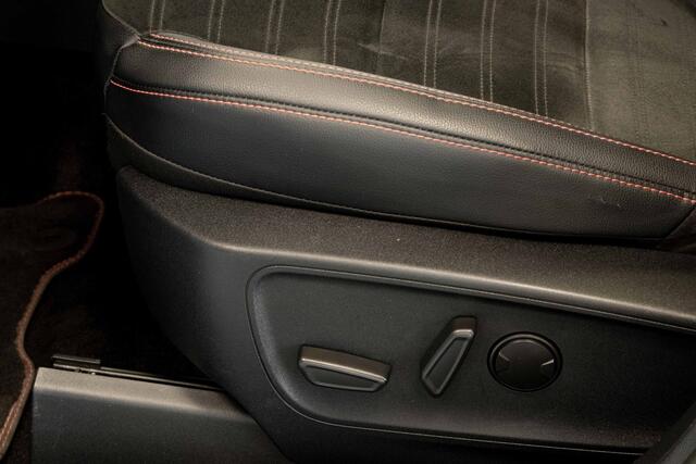 Ford Kuga 2.5 PHEV ST-Line X|WinterPack|AdaptiveCruise|Navi|Camera|CarPlay|PanoDak|Stuur/voorstoelen/achterbankverwarming|