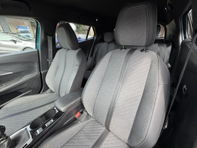 Peugeot 2008 Benzine 100 Pk  Draadloos Aple Carplay / Android Auto  Climate & Cruise Control  Parkeersensoren Voor en Achter  Vingerhoets; Vierde Generatie Ee